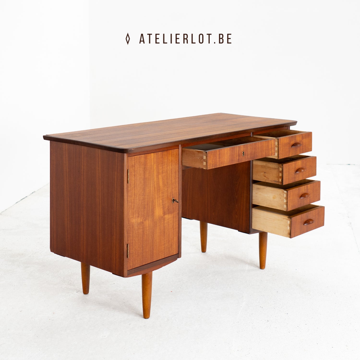Vintage bureau teak met kastje en 5 schuiven Deens design – schuin zijaanzicht met geopende lades
