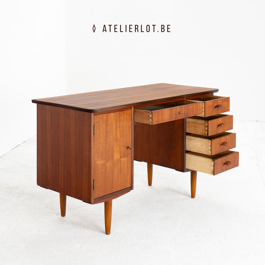 Vintage bureau teak met kastje en 5 schuiven Deens design – schuin zijaanzicht met geopende lades