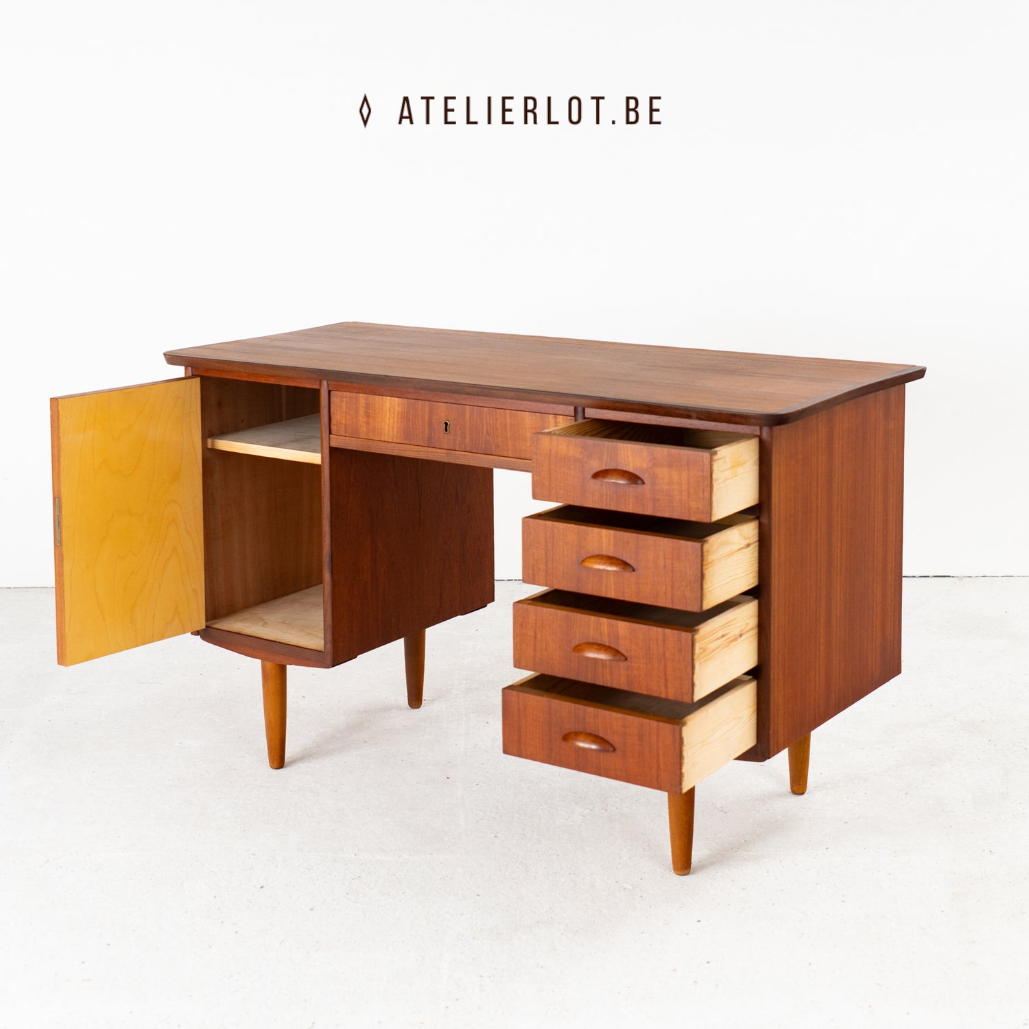 Vintage bureau teak met kastje en 5 schuiven Deens design – geopend kastje en uitgetrokken lades