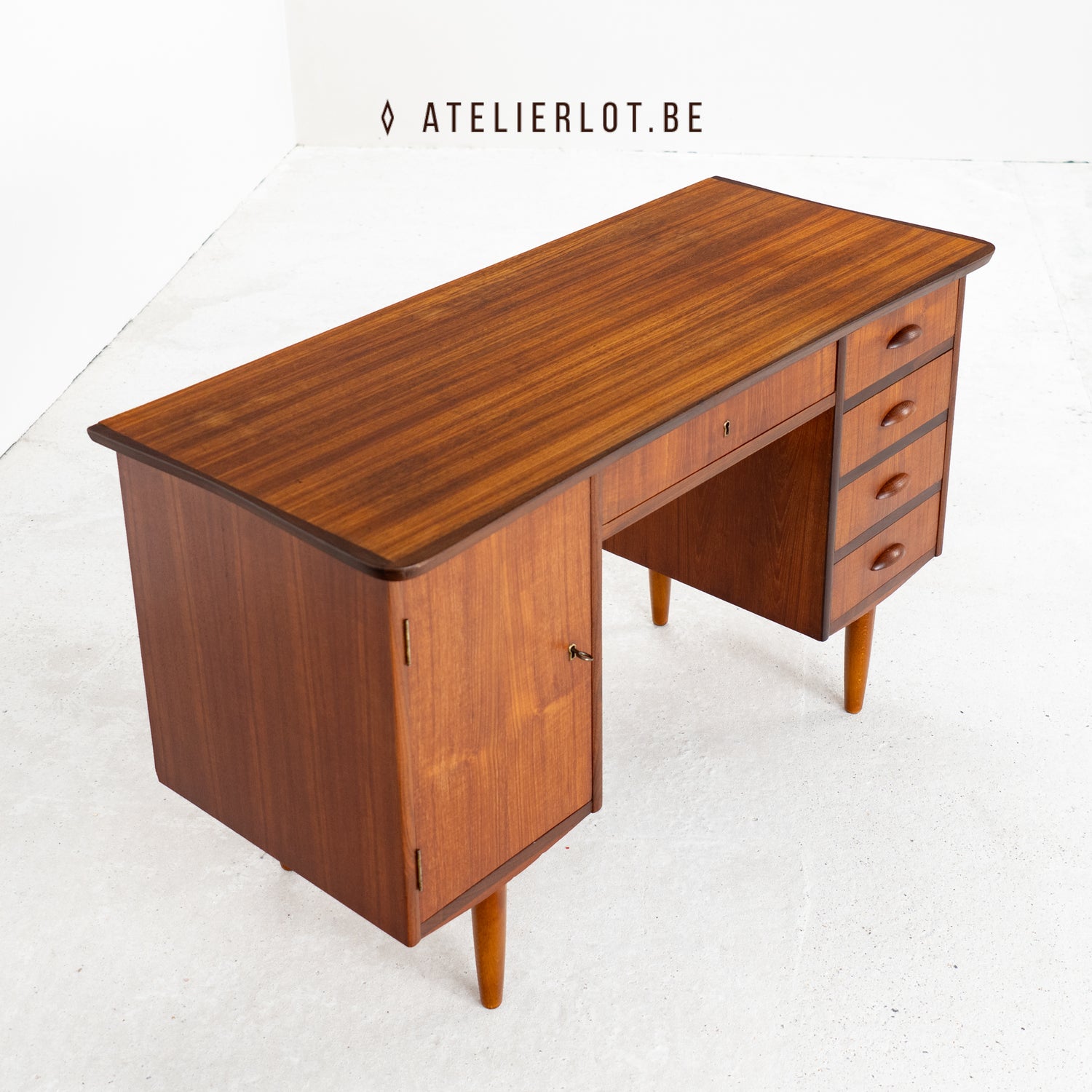 Vintage bureau teak met kastje en 5 schuiven Deens design – bovenaanzicht bureaublad
