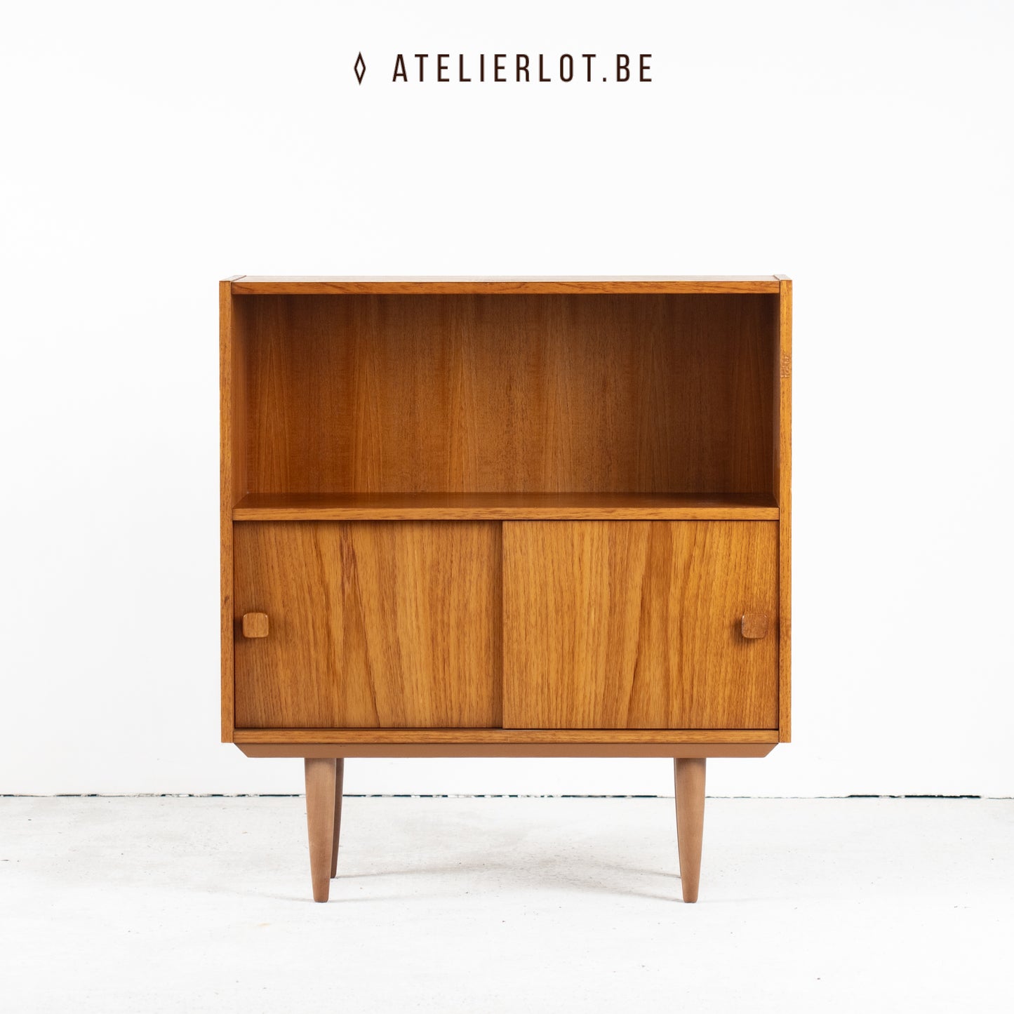 Vintage bijzetkast 2 schuifdeuren