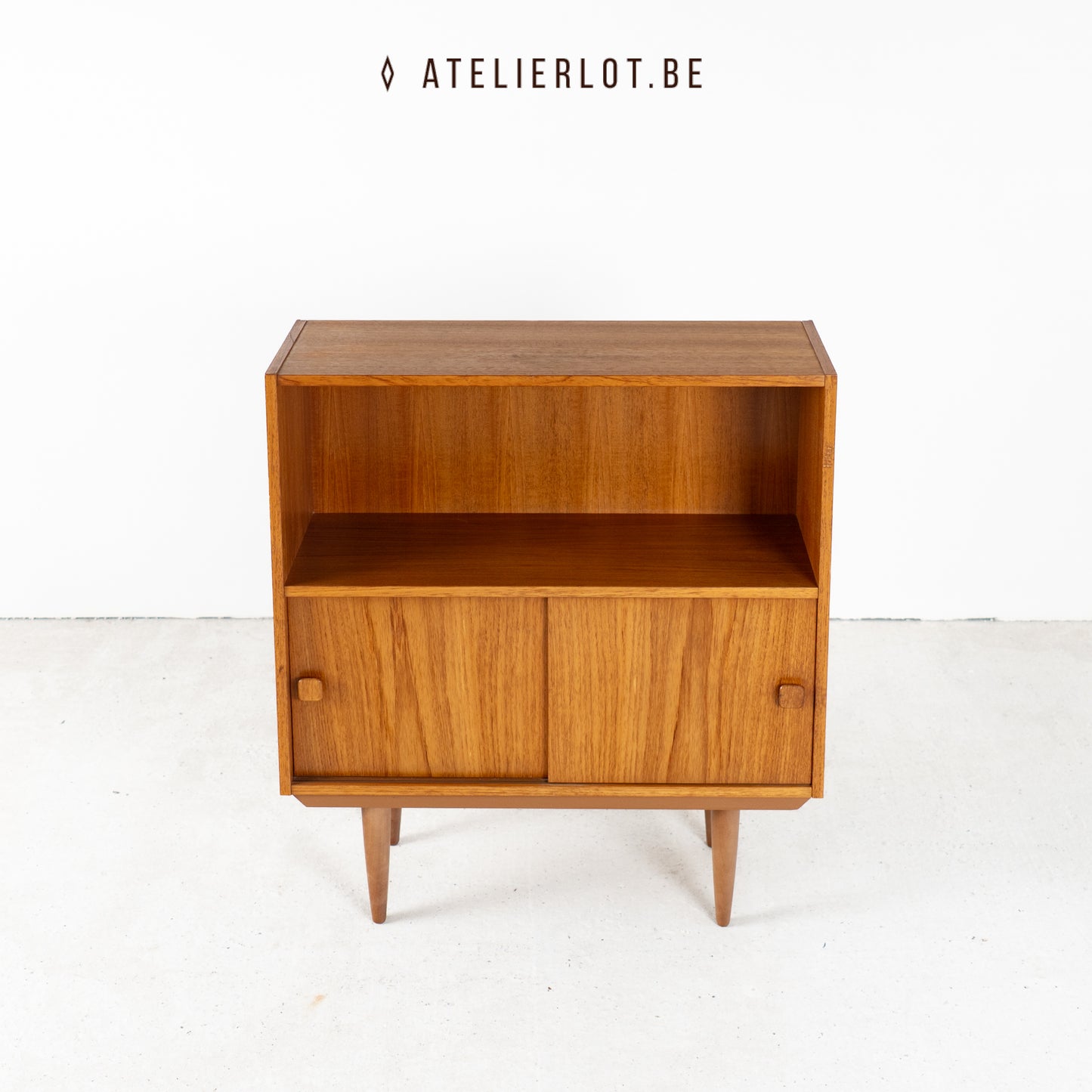 Vintage bijzetkast 2 schuifdeuren