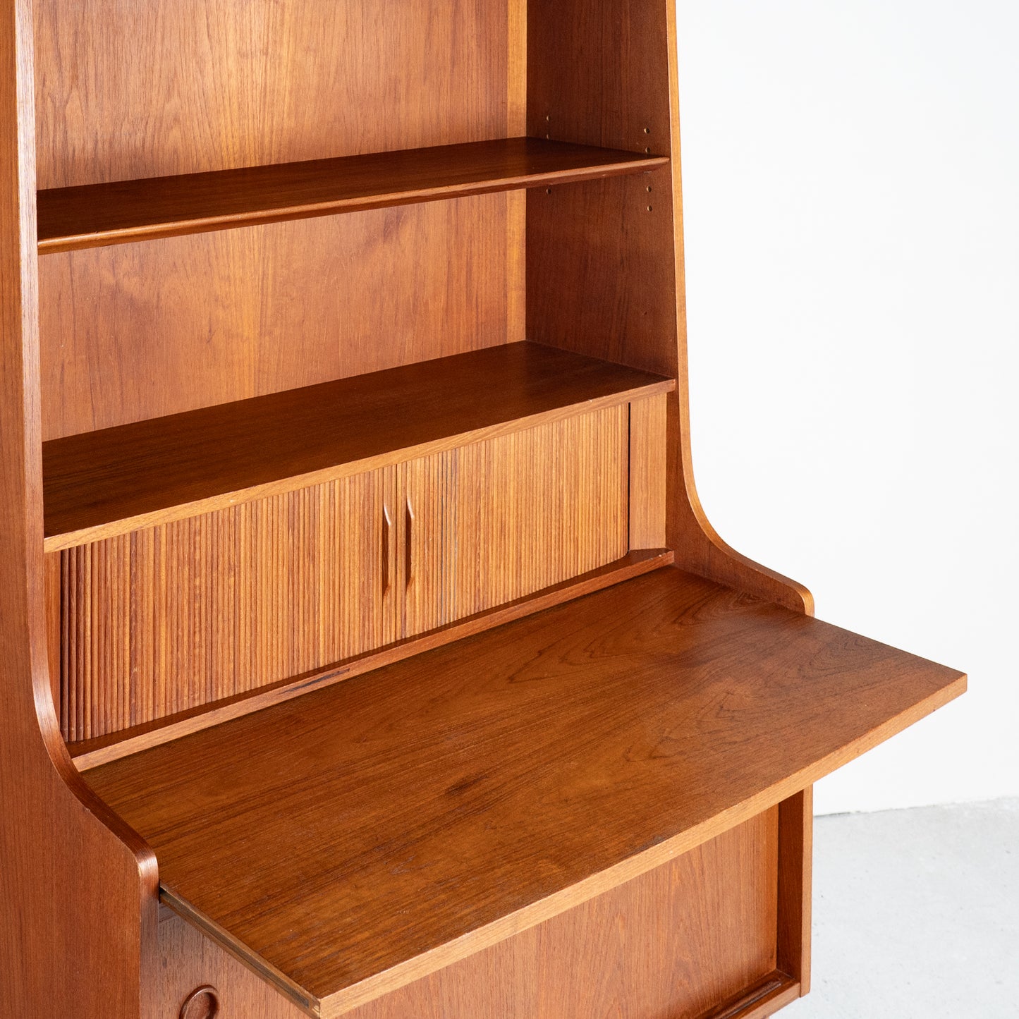 Boekenkast / secretaire design Johannes Sorth