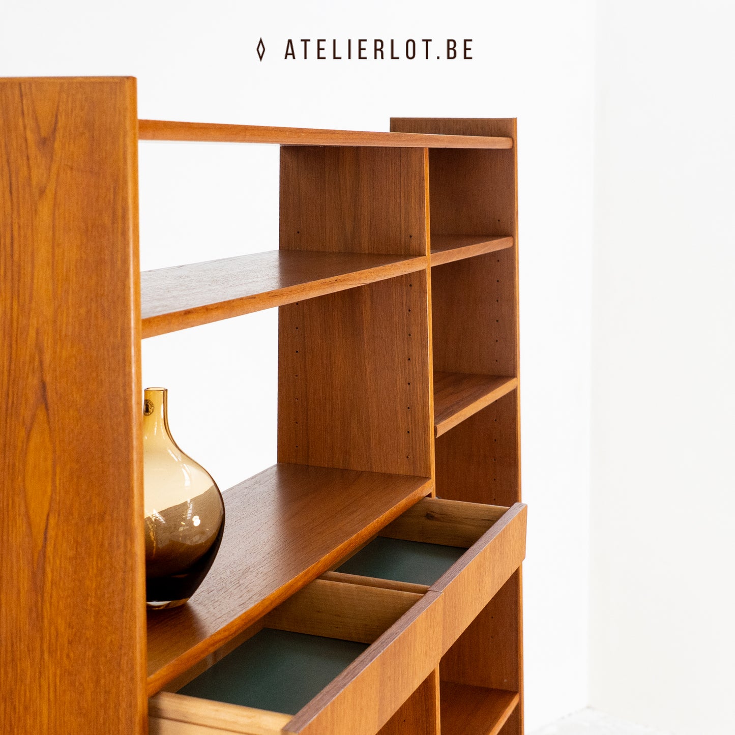 Vintage wandmeubel / boekenrek 3