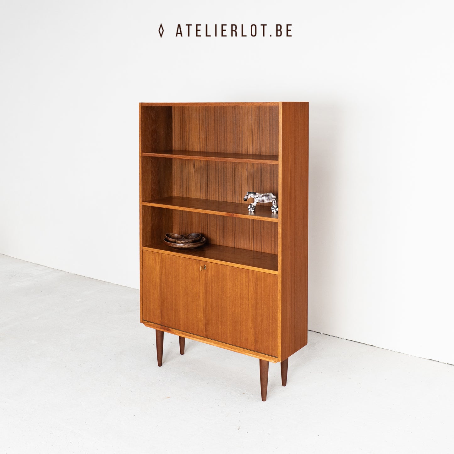 Boekenkast met klepdeur