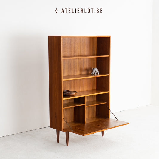 Boekenkast met klepdeur