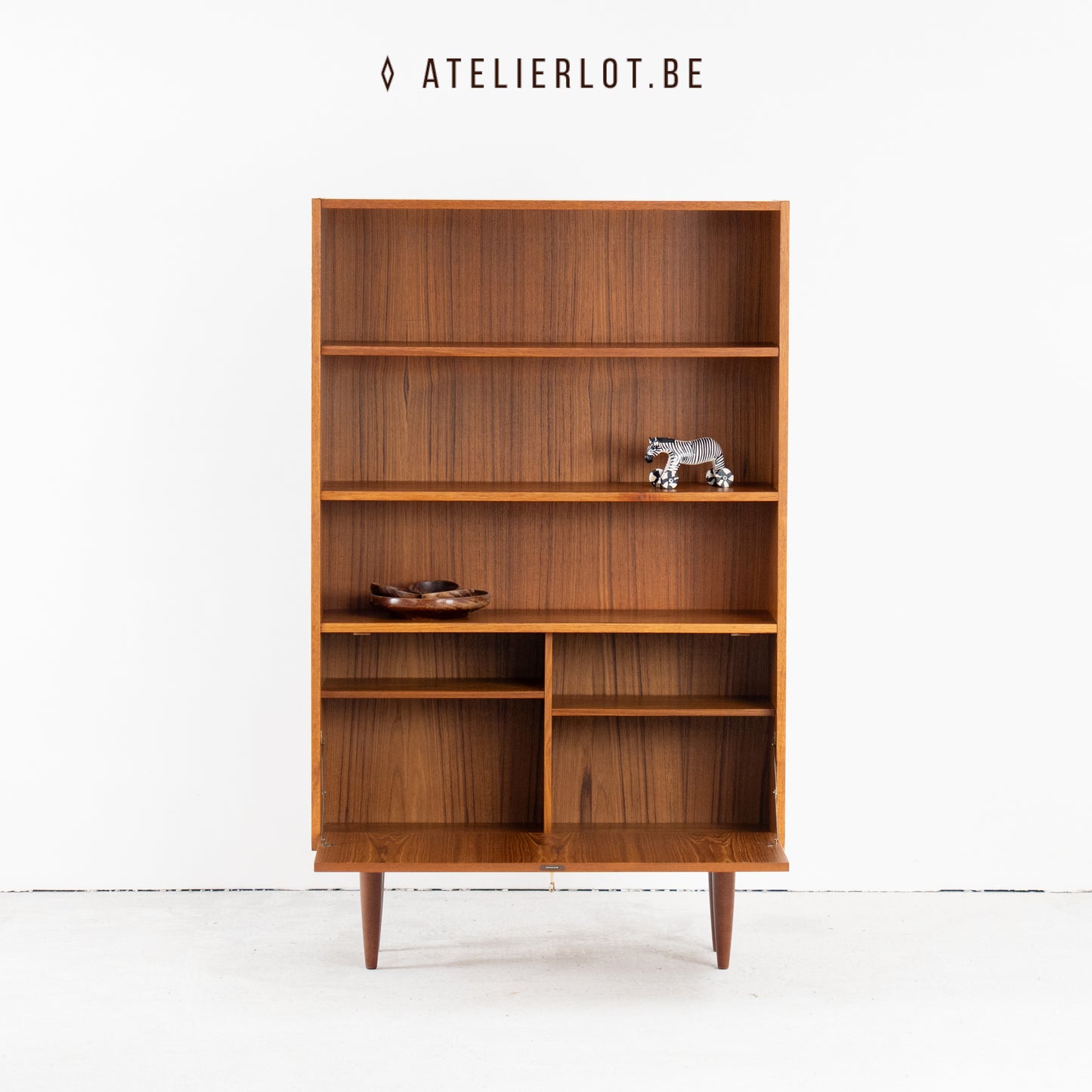 Boekenkast met klepdeur