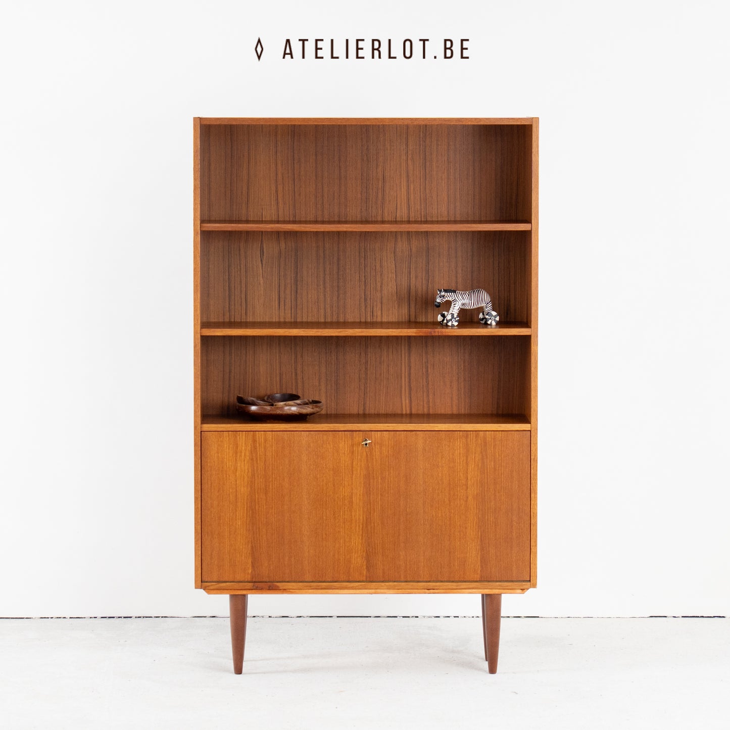 Boekenkast met klepdeur