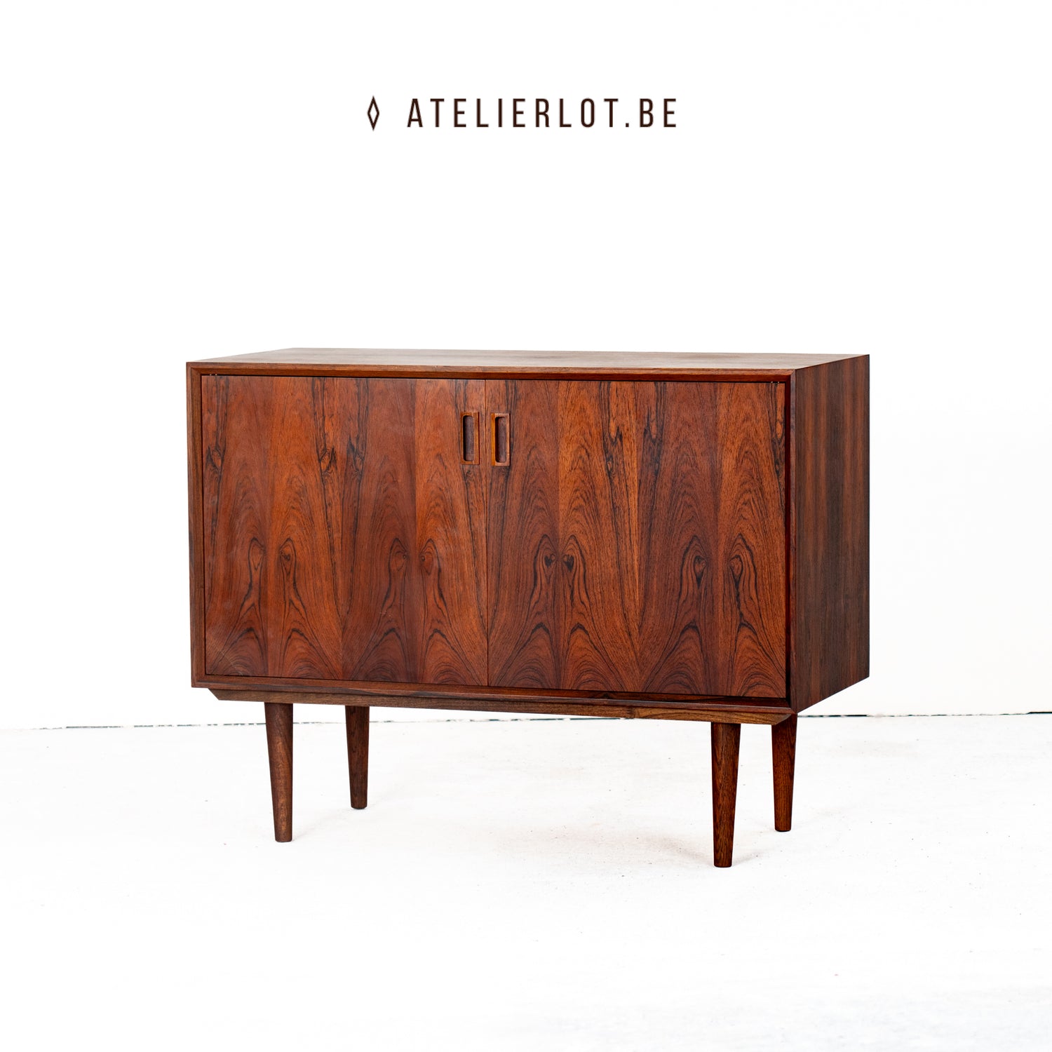 Vintage bijzetkast palissander met 2 deuren Deens design, vooraanzicht