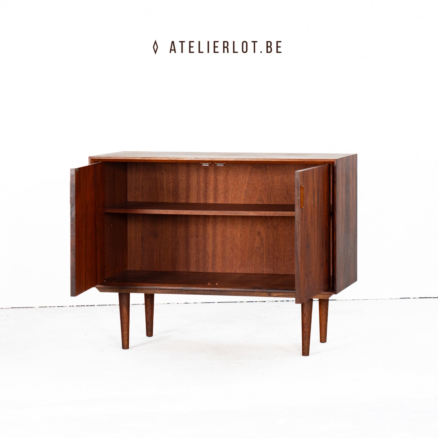 Vintage bijzetkast palissander met 2 deuren Deens design, geopende deuren met legger