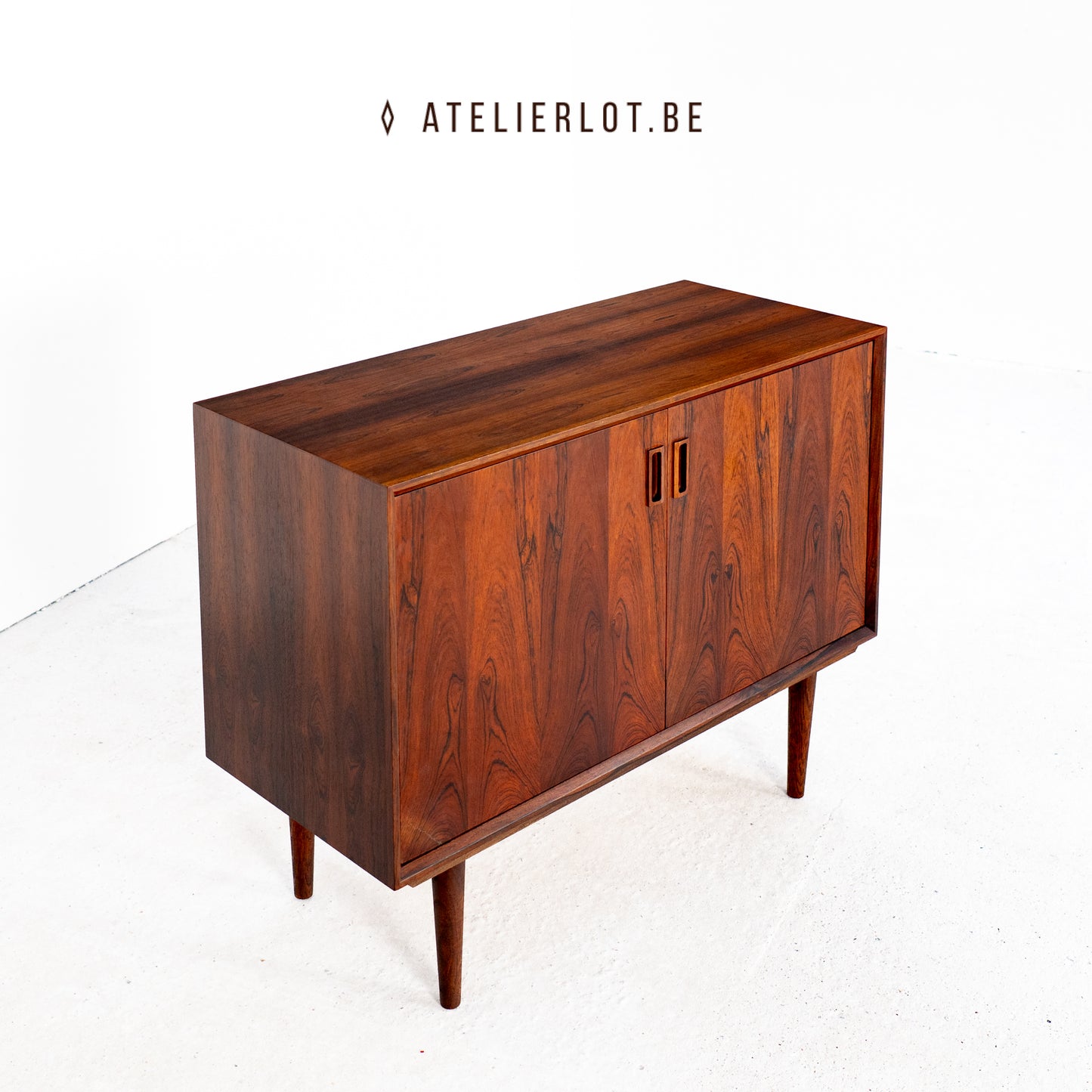 Vintage bijzetkast palissander met 2 deuren Deens design, schuin bovenaanzicht