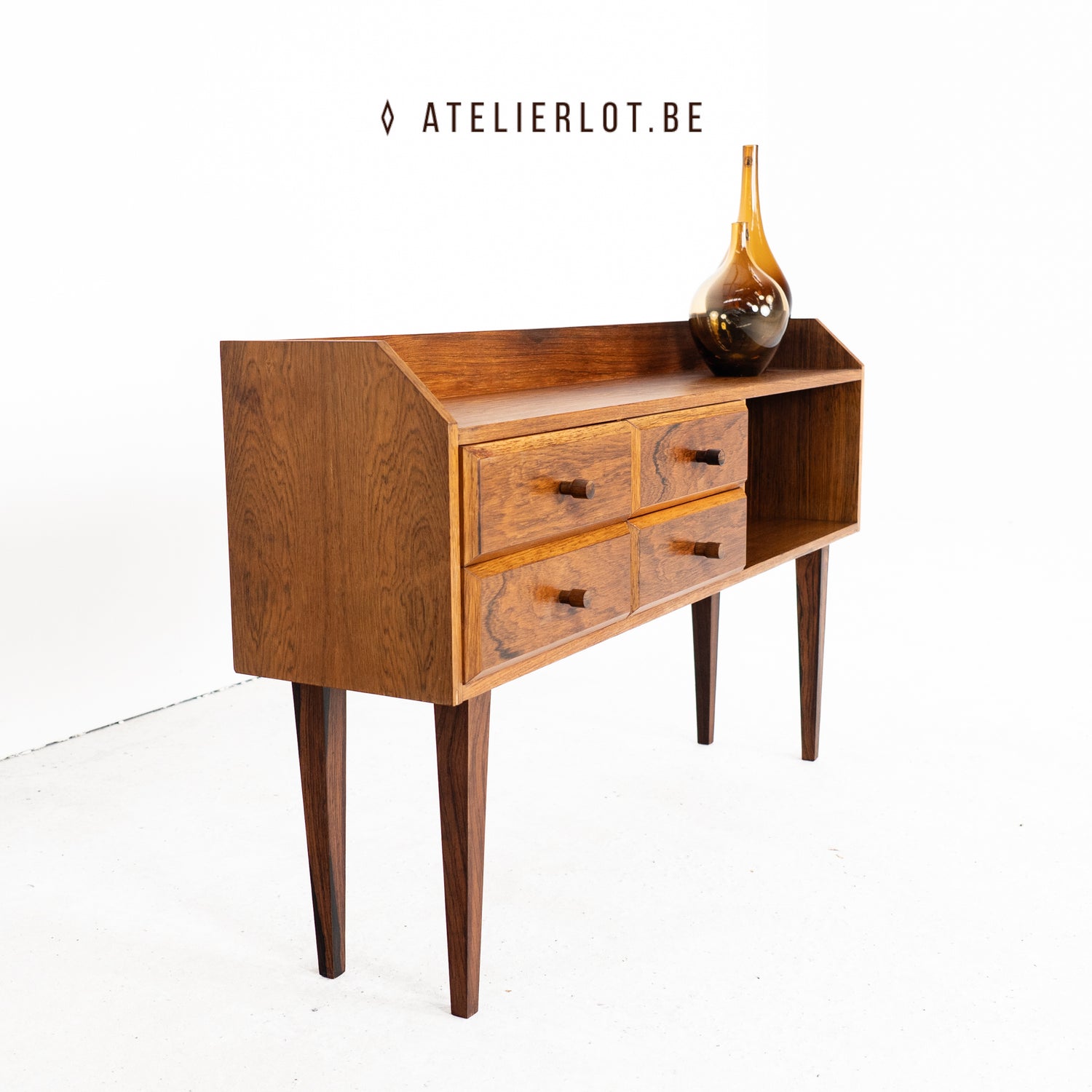 Vintage bijzetkast palissander Heinrich Vogt, schuin vooraanzicht