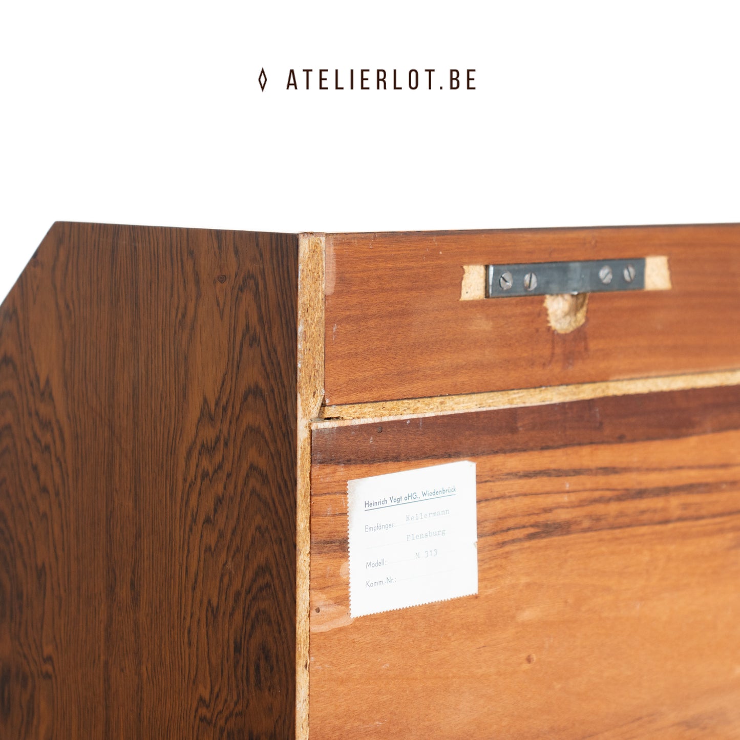 Vintage bijzetkast palissander Heinrich Vogt, detail origineel label op achterzijde