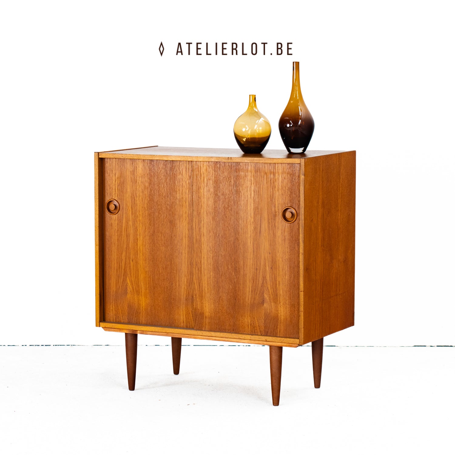 Vintage bijzetkast teak met 2 schuifdeuren Deens design, vooraanzicht