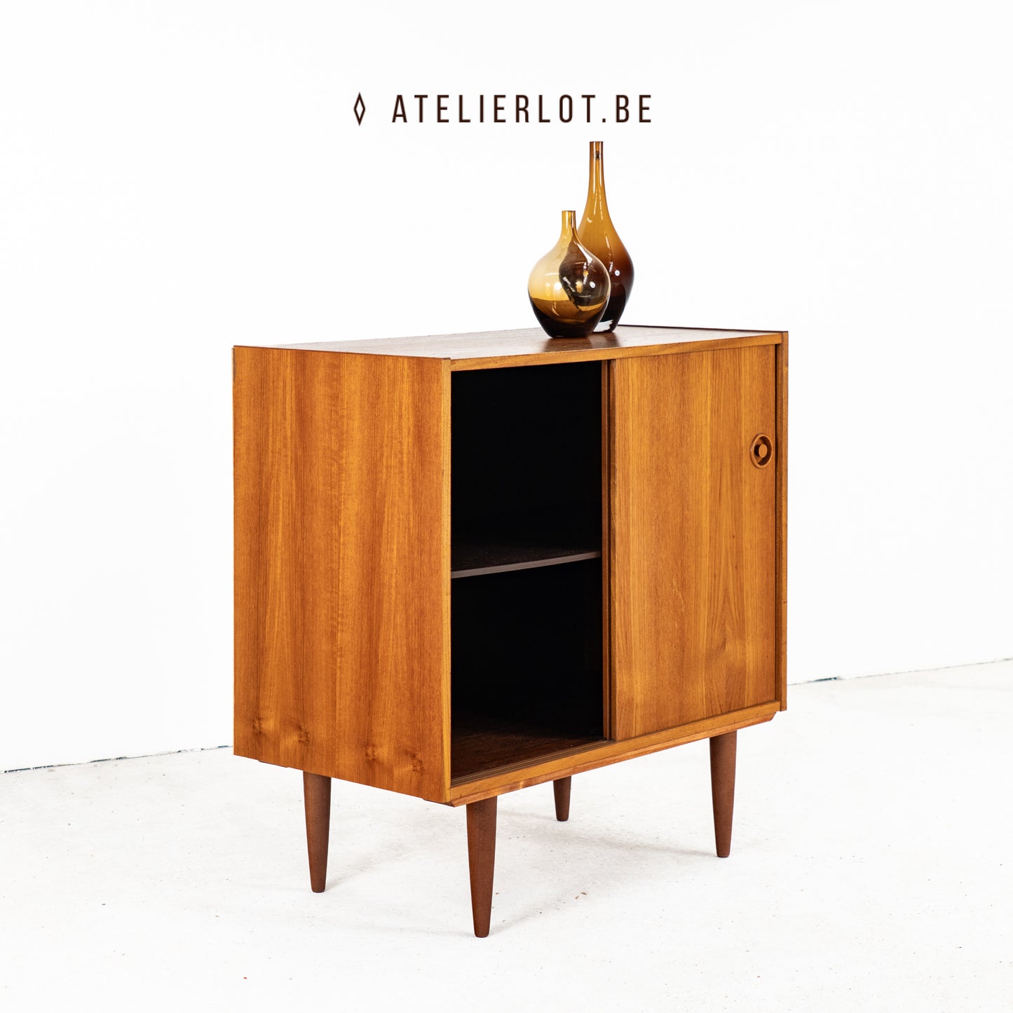 Vintage bijzetkast teak met 2 schuifdeuren Deens design, schuin vooraanzicht met geopende schuifdeur
