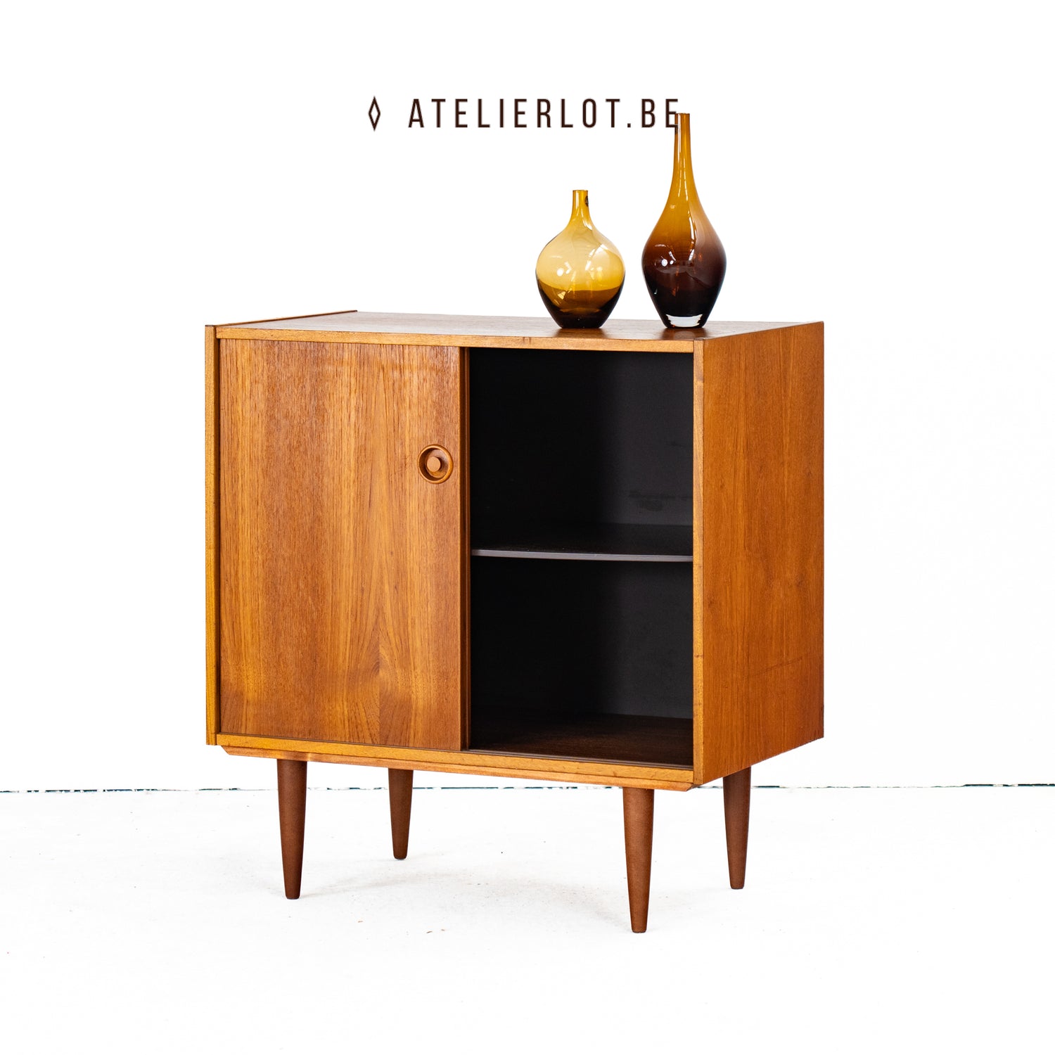 Vintage bijzetkast teak met 2 schuifdeuren Deens design, geopende schuifdeur met legger