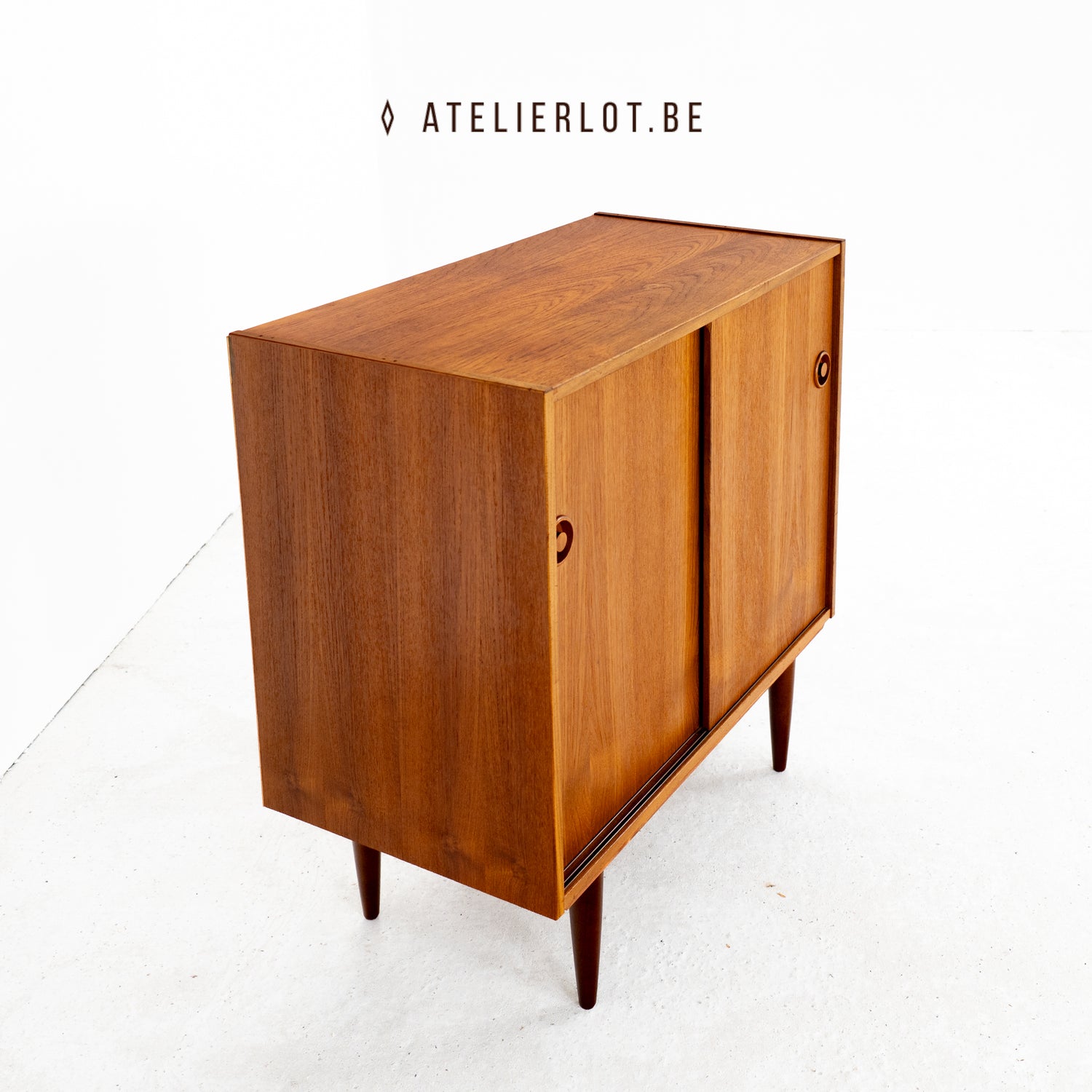 Vintage bijzetkast teak met 2 schuifdeuren Deens design, schuin bovenaanzicht