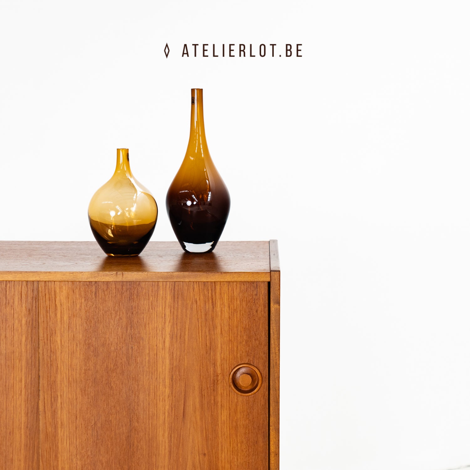 Vintage bijzetkast teak met 2 schuifdeuren Deens design, detail ronde handgreep
