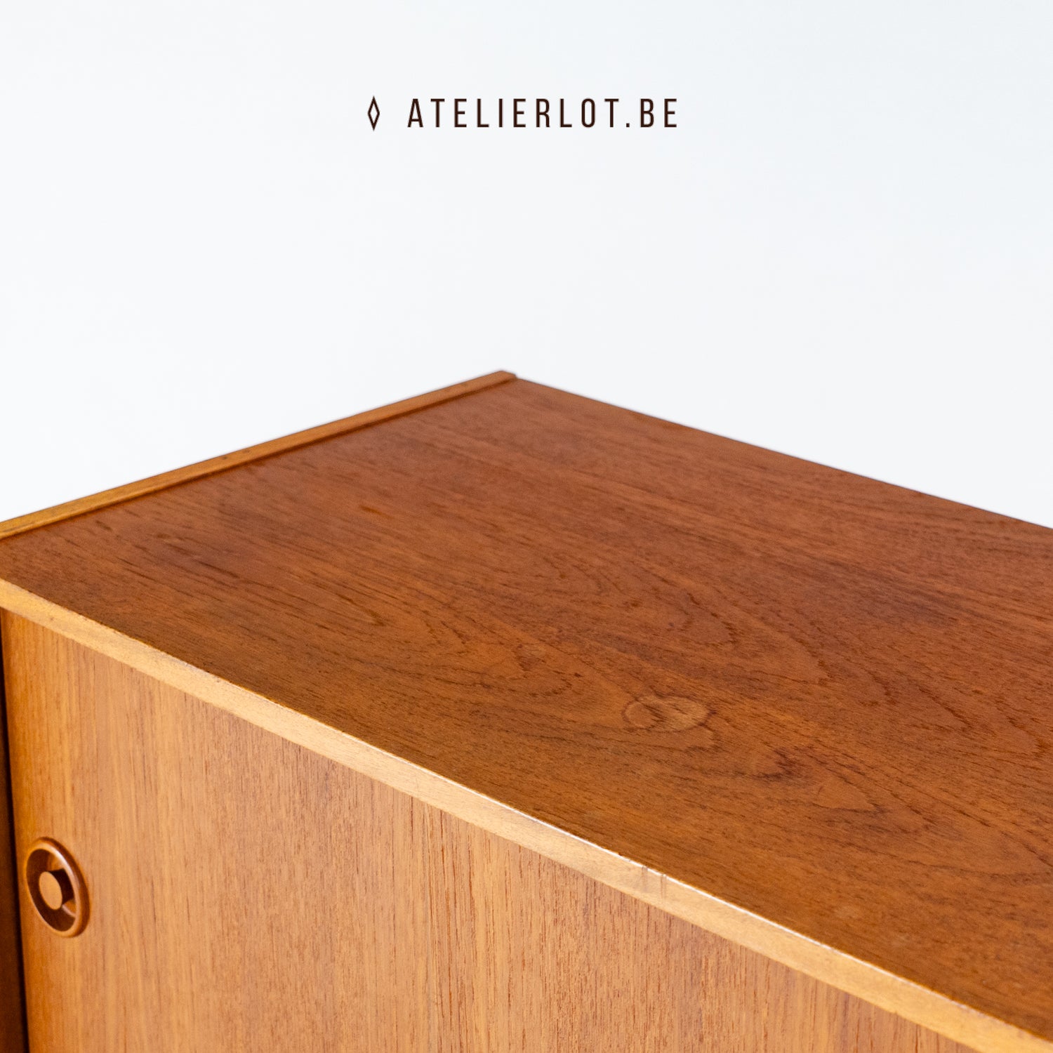 Vintage bijzetkast teak met 2 schuifdeuren Deens design, detail kring op bovenblad