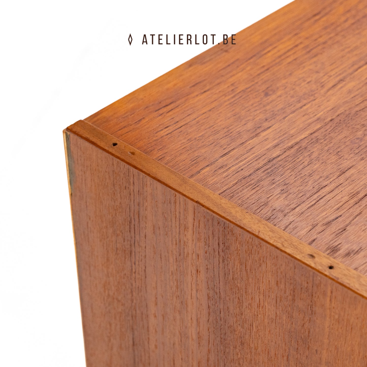 Vintage bijzetkast teak met 2 schuifdeuren Deens design, detail gaatjes in bovenrand