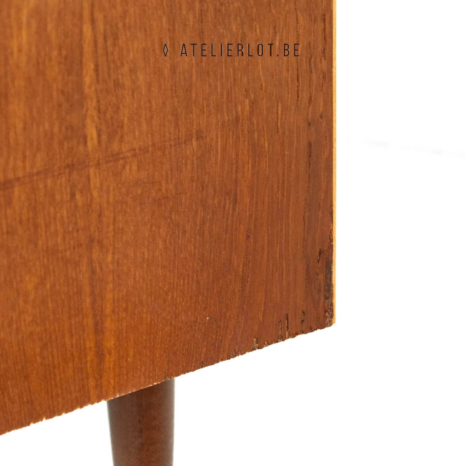 Vintage bijzetkast teak met 2 schuifdeuren Deens design, detail beschadigd fineer zijkant