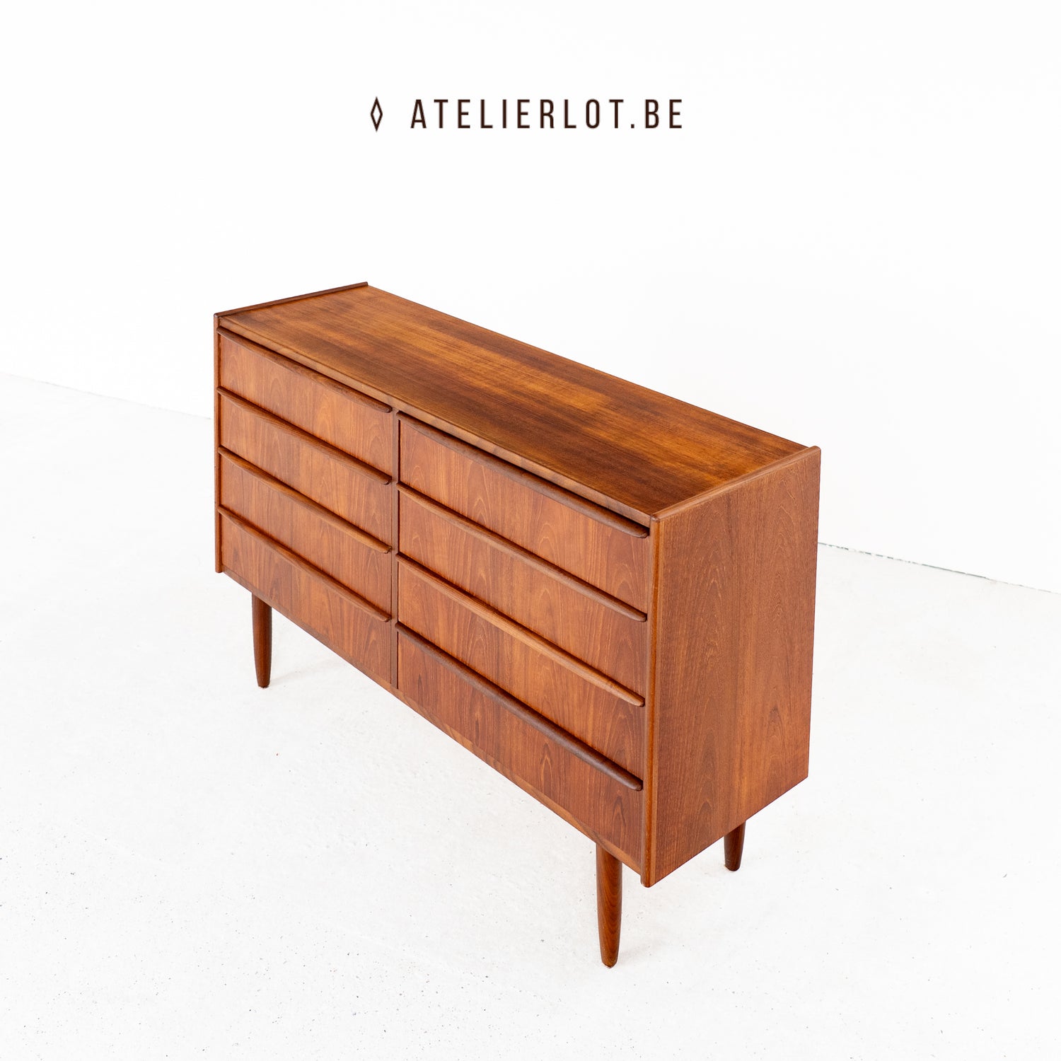 Vintage dubbele ladekast teak met 8 schuiven Deens design, schuin vooraanzicht