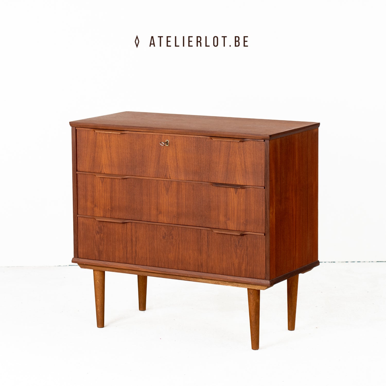 Vintage ladekast teak met 3 schuiven Deens design, vooraanzicht met sleutel in slot