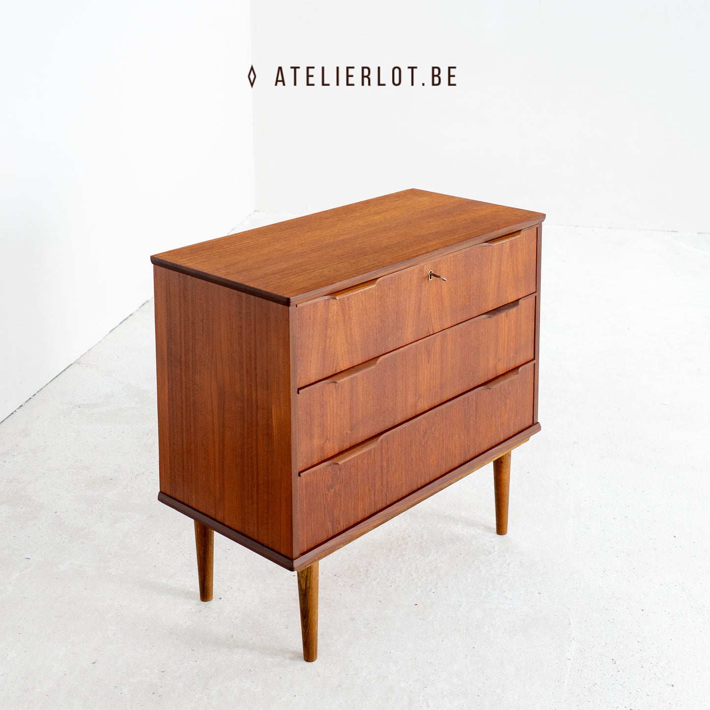 Vintage ladekast teak met 3 schuiven Deens design, schuin bovenaanzicht