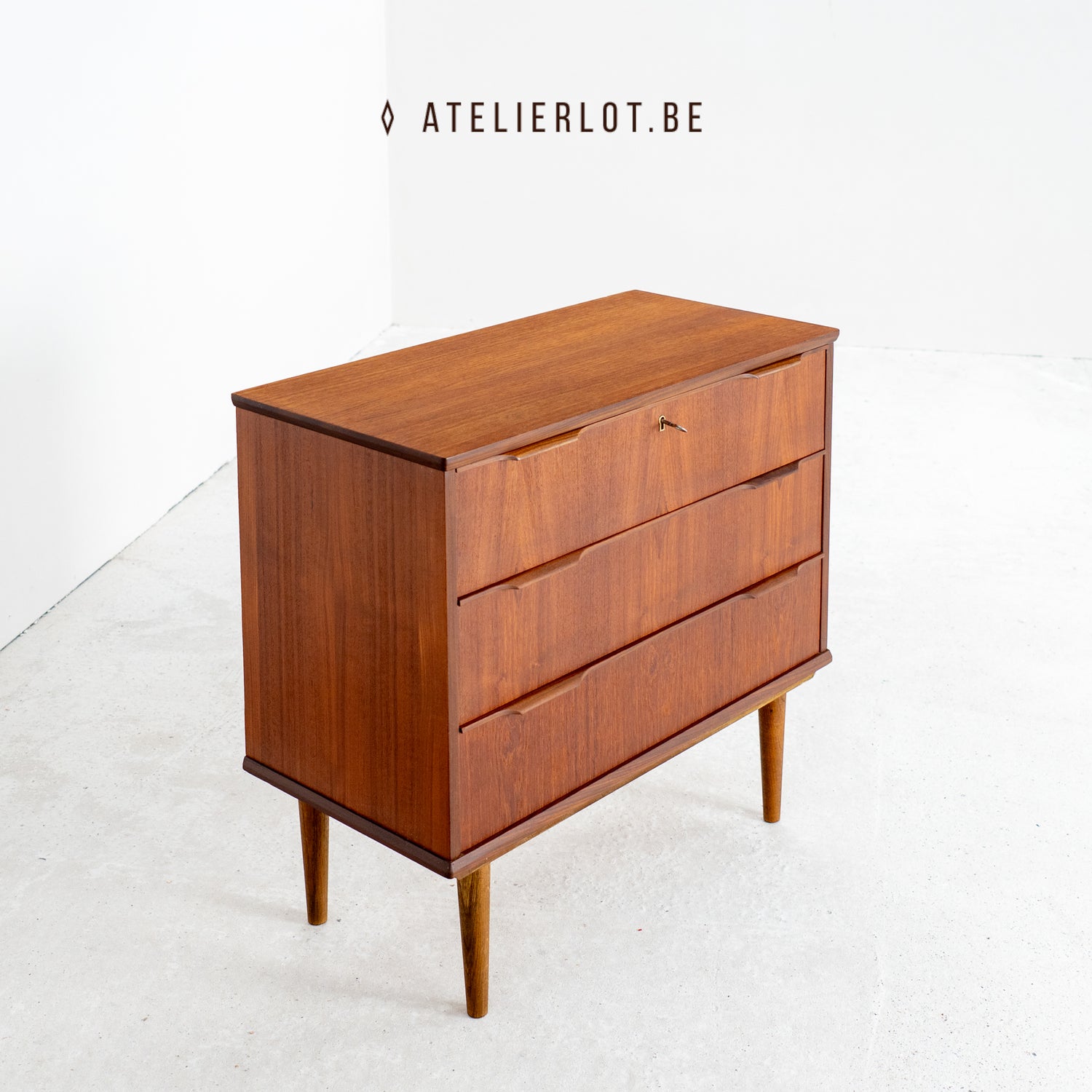Vintage ladekast teak met 3 schuiven Deens design, schuin bovenaanzicht