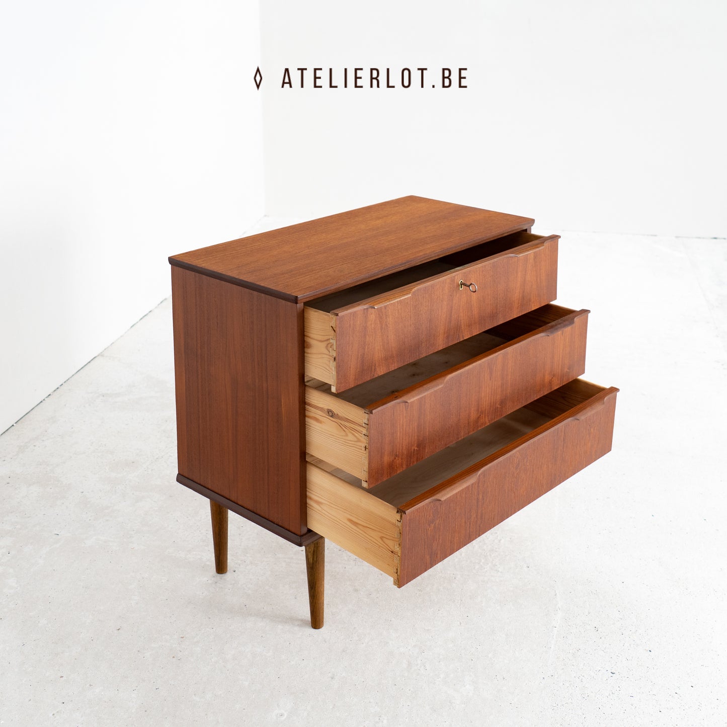 Vintage ladekast teak met 3 schuiven Deens design, geopende lades met zwaluwstaartverbindingen