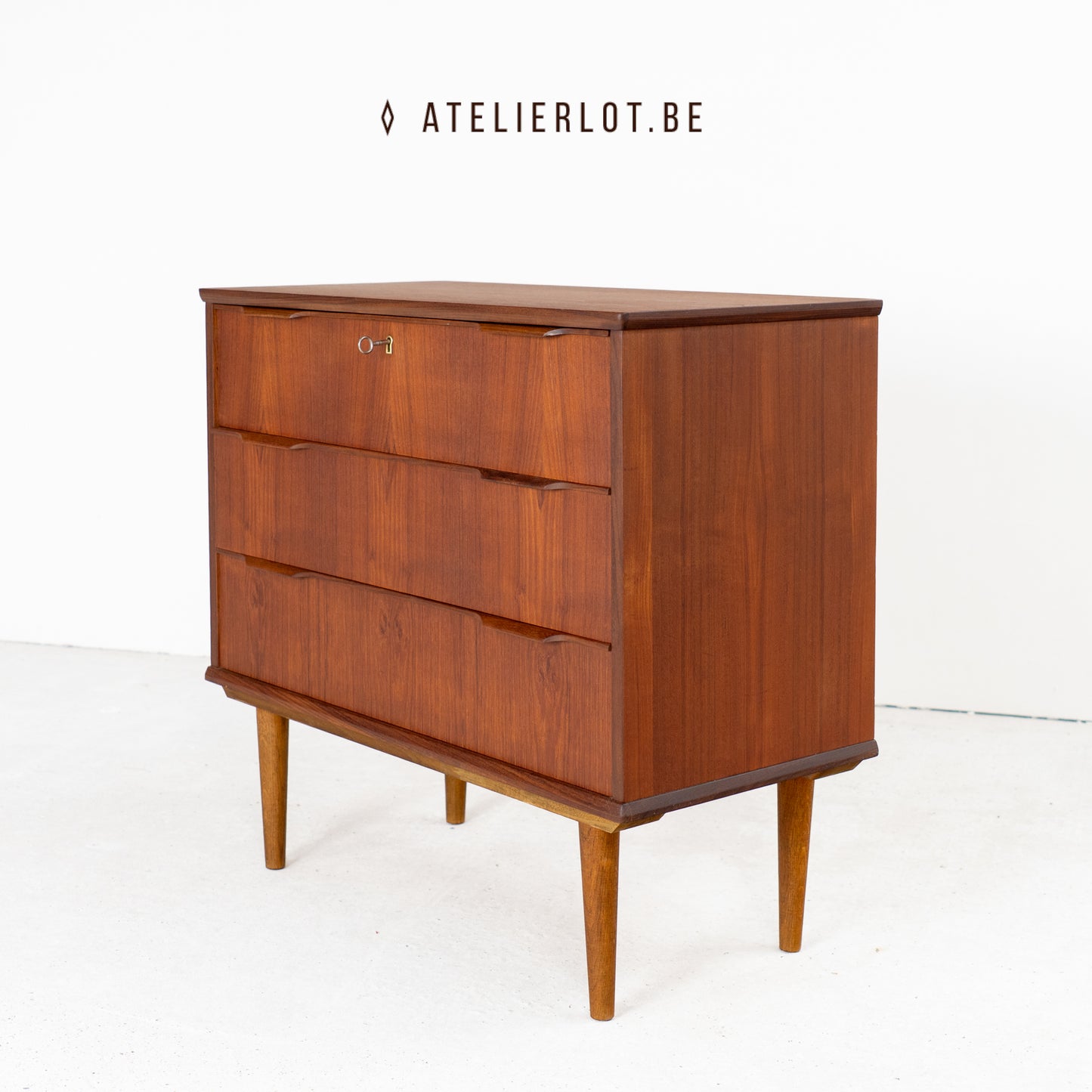 Vintage ladekast teak met 3 schuiven Deens design, zijaanzicht met taps toelopende poten
