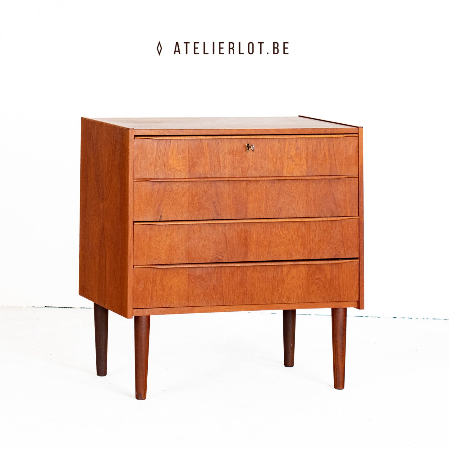 Vintage ladekast teak met 4 schuiven Deens design, vooraanzicht