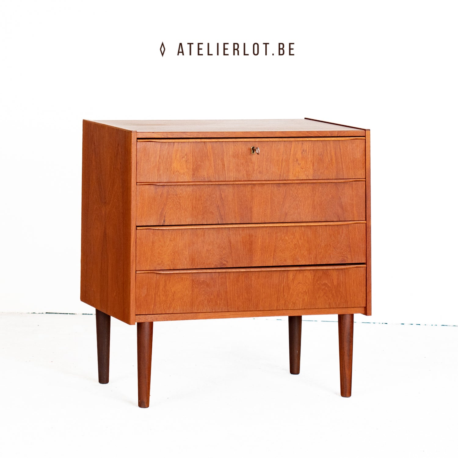 Vintage ladekast teak met 4 schuiven Deens design, vooraanzicht
