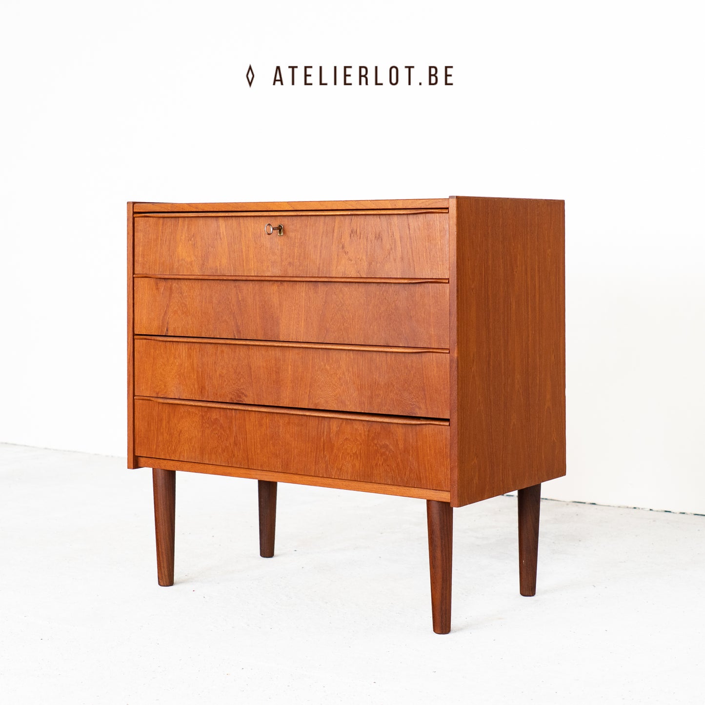 Vintage ladekast teak met 4 schuiven Deens design, schuin vooraanzicht