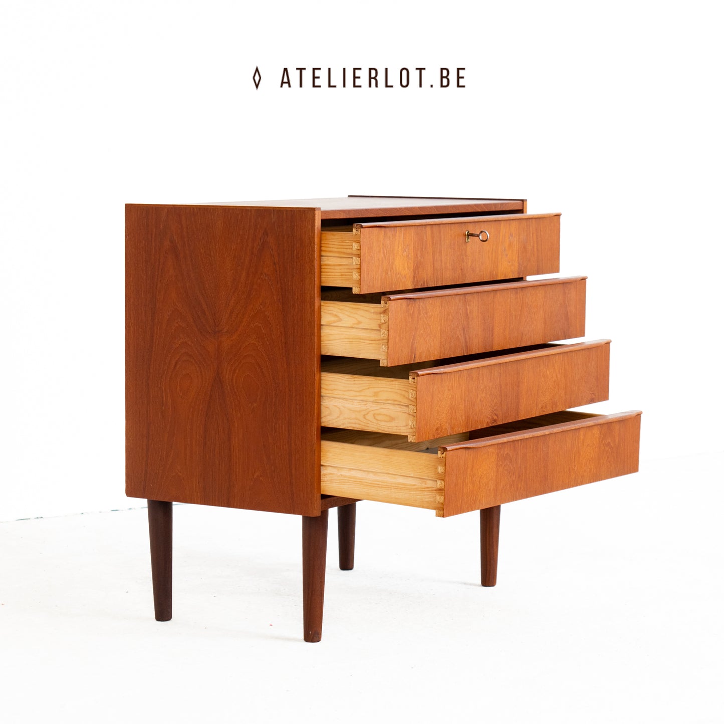 Vintage ladekast teak met 4 schuiven Deens design, geopende lades met zwaluwstaartverbindingen