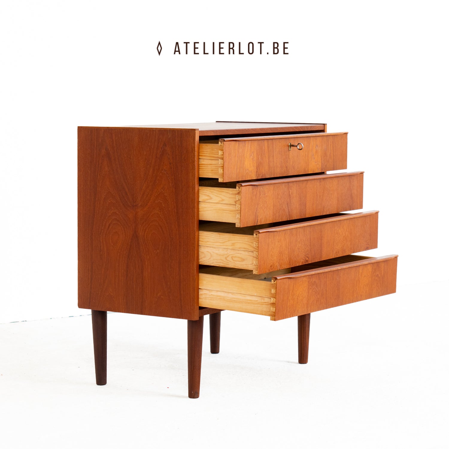 Vintage ladekast teak met 4 schuiven Deens design, geopende lades met zwaluwstaartverbindingen