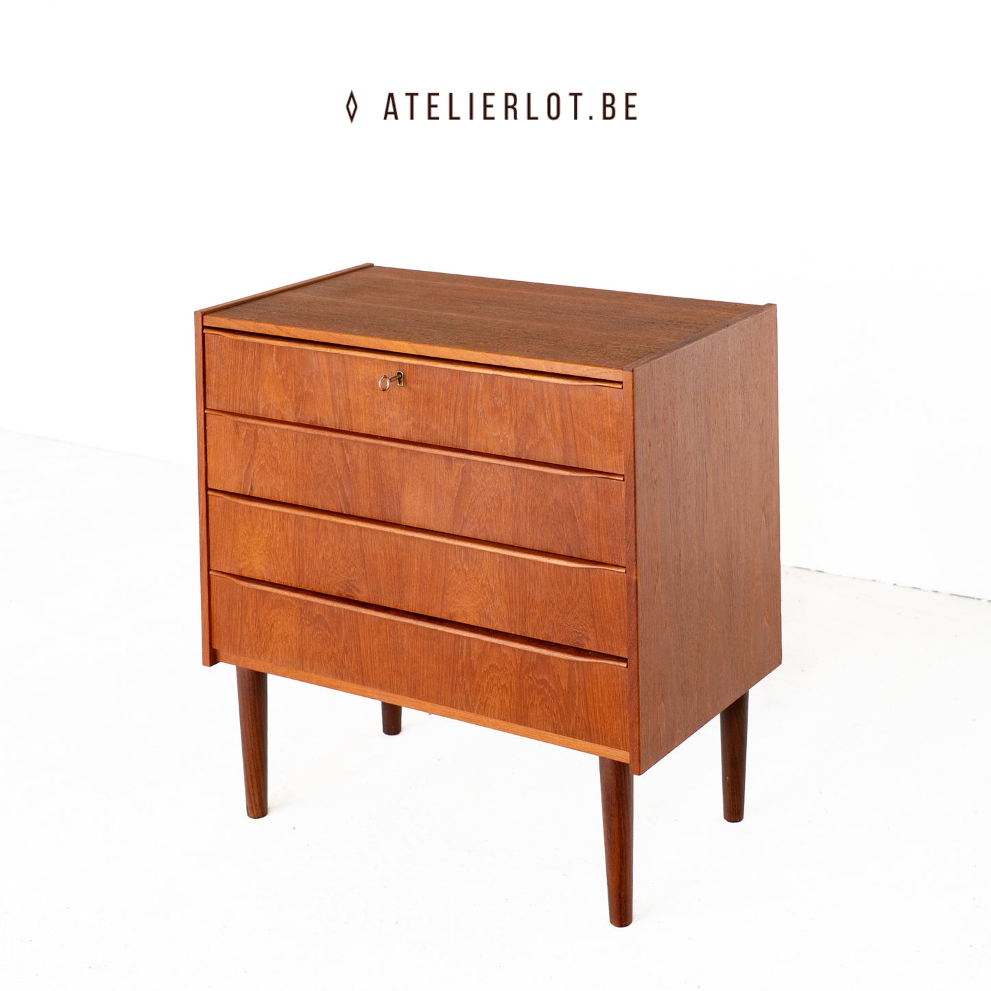 Vintage ladekast teak met 4 schuiven Deens design, schuin bovenaanzicht met sleutel in slot