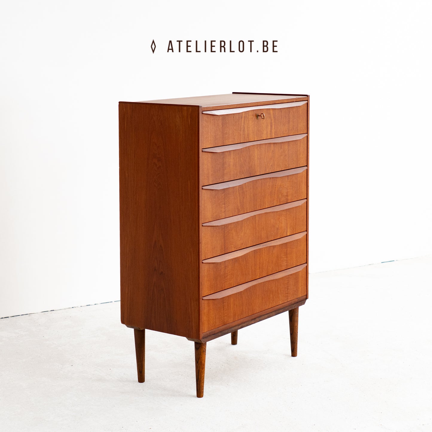 Vintage ladekast teak met 6 schuiven Deens design, zijaanzicht met taps toelopende poten
