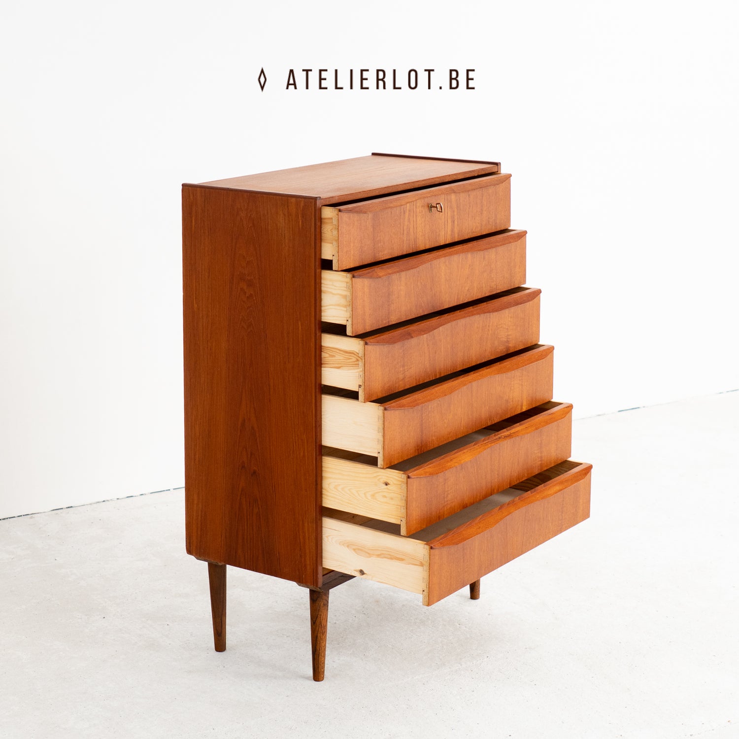 Vintage ladekast teak met 6 schuiven Deens design, geopende lades met zwaluwstaartverbindingen