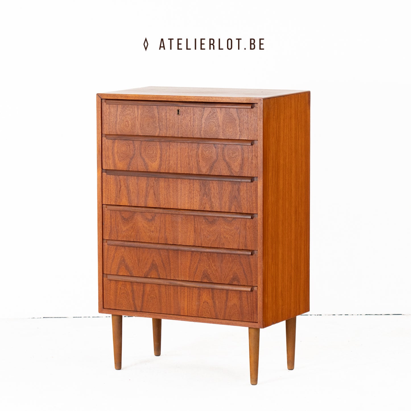 Vintage ladekast teak met lijstgrepen Deens design, vooraanzicht