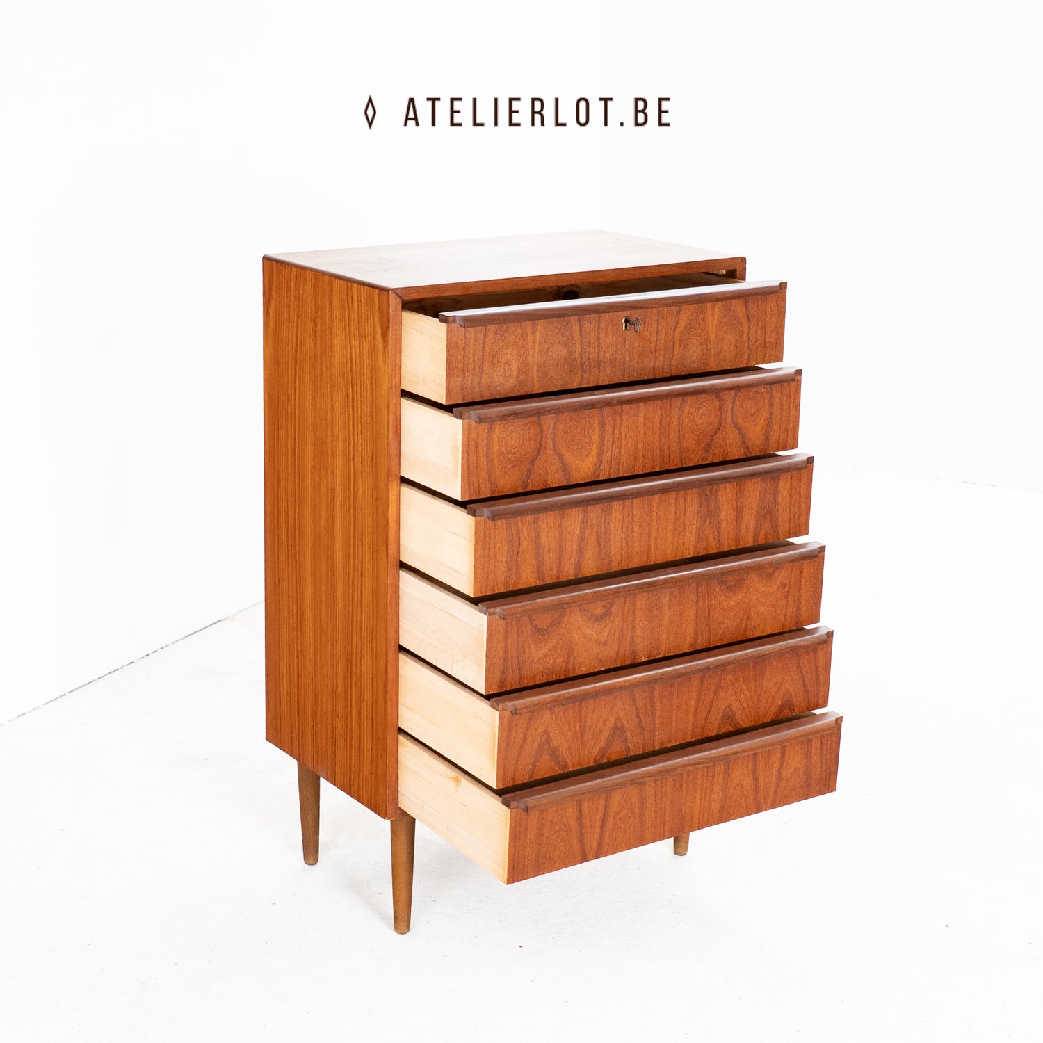 Vintage ladekast teak met lijstgrepen Deens design, geopende lades