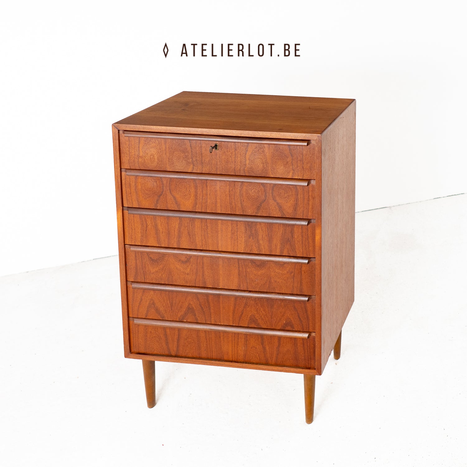 Vintage ladekast teak met lijstgrepen Deens design, schuin bovenaanzicht met sleutel in slot