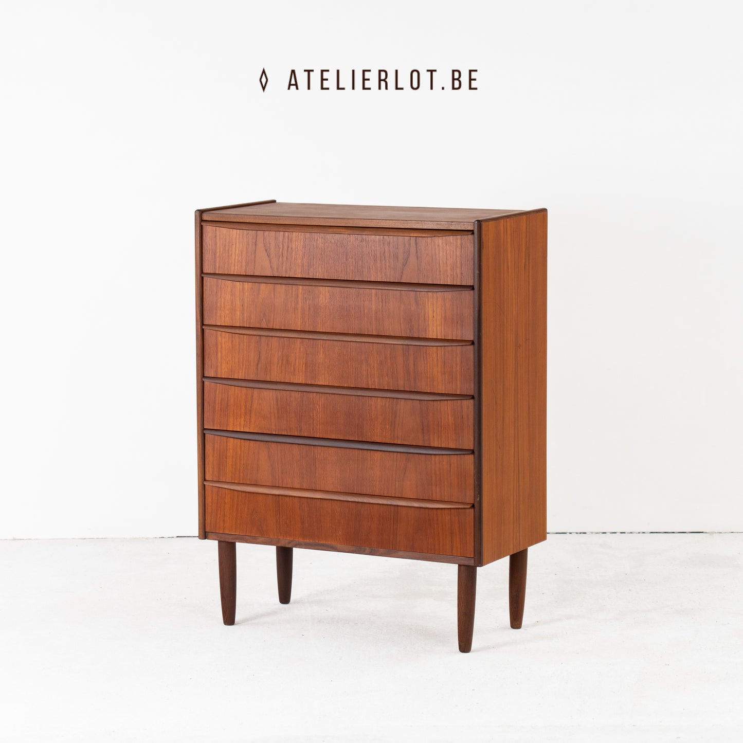 Vintage ladekast teak met opgezette grepen Deens design, vooraanzicht