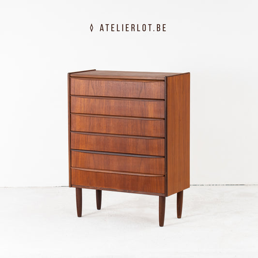 Vintage ladekast teak met opgezette grepen Deens design, vooraanzicht