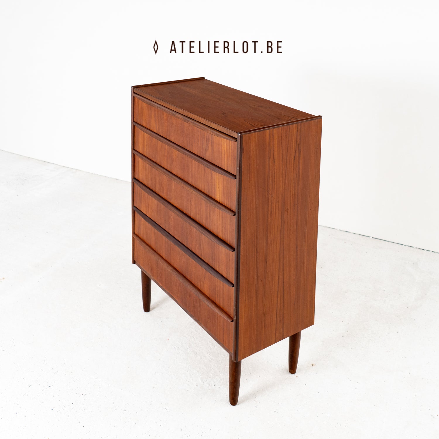 Vintage ladekast teak met opgezette grepen Deens design, schuin bovenaanzicht