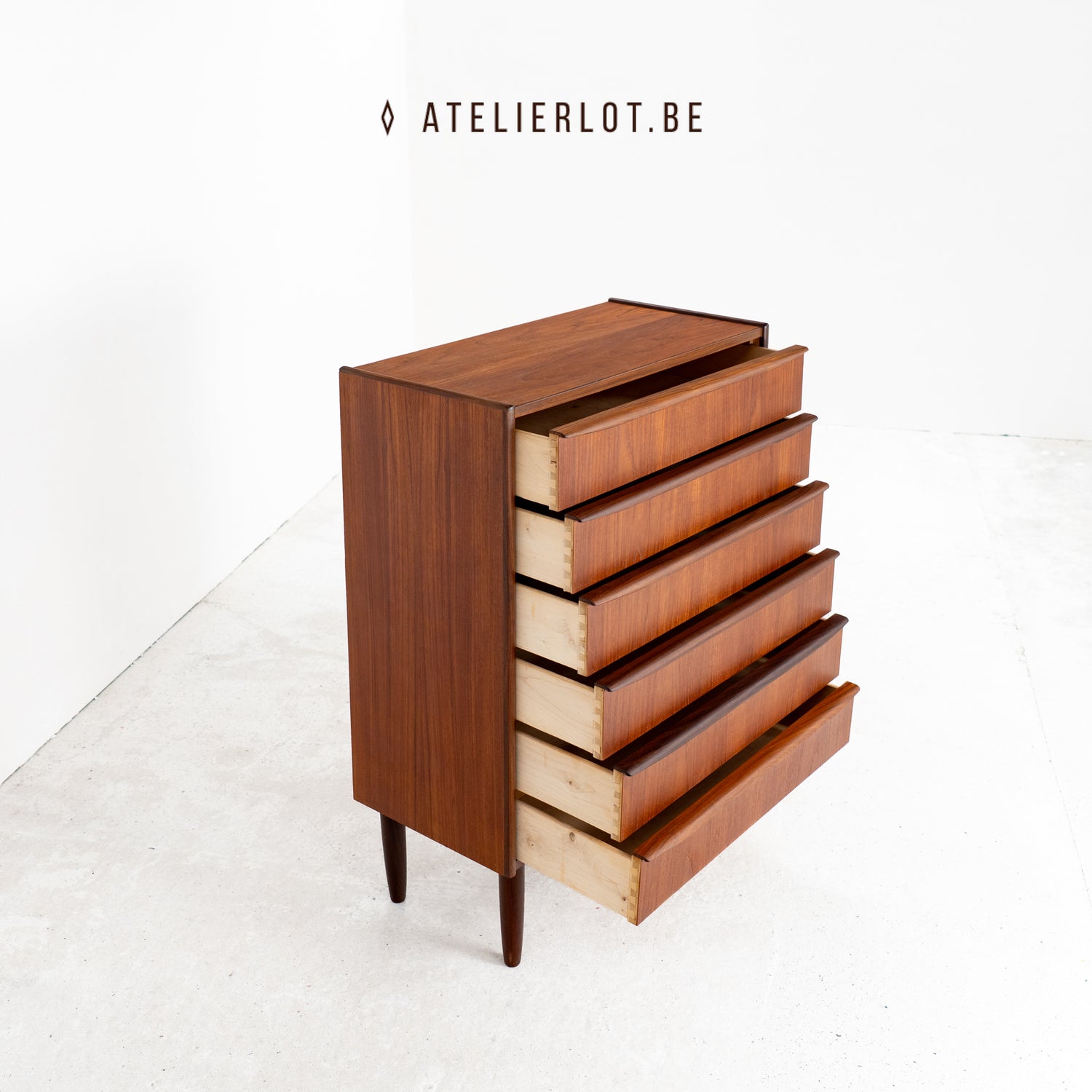 Vintage ladekast teak met opgezette grepen Deens design, geopende lades met zwaluwstaartverbindingen